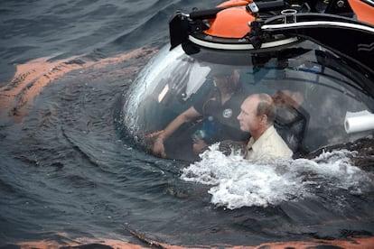 Vladimir Putin baja en un batiscafo al fondo del mar Negro, frente a las costas de Crimea, la península ucraniana anexionada por Rusia, el 18 de agosto de 2015.