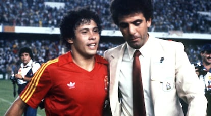 MUNDIAL DE FÚTBOL: Valencia, 16-6-1982.- El autor del gol de Honduras ante España, Zelaya, se retira del terreno de juego con la camiseta de la selección española puesta al término del encuentro.
