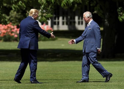 El príncipe Carlos recibe al presidente de los Estados Unidos, Donald Trump, a su llegada al Palacio de Buckingham Palace, este lunes, primera jornada de su viaje de Estado de tres días.