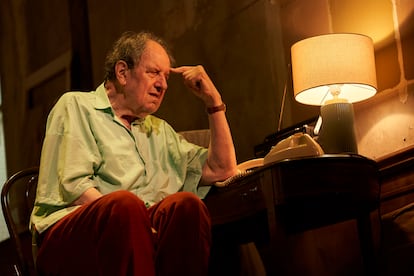 Josep Maria Pou, en una escena de 'Gegant', en el Teatre Romea.