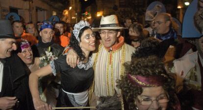 Alberto Núñez Feijóo, celebró en la madrugada del viernes el inicio del Entroido, mezclándose en el barullo del Xoves de Comadres, cuando las mujeres mandan en la fiesta y en la calle.