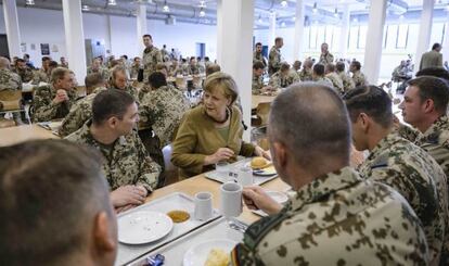 Merkel comparte mesa con soldados alemanes en la base de Kunduz (Afganistán).