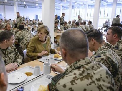 Merkel comparte mesa con soldados alemanes en la base de Kunduz (Afganistán).