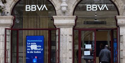 Un hombre entra en una sucursal bancaria del BBVA en Valladolid. 