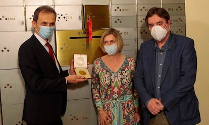 El ministro Pedro Duque, la vicepresidenta del CSIC Rosina López-Alonso, y el director del Instituto Cervantes, Luis García Montero, depositan la medalla en la cámara acorazada.