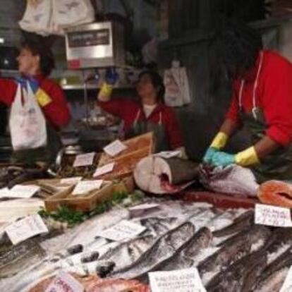 Gente comprando en una pescadería.