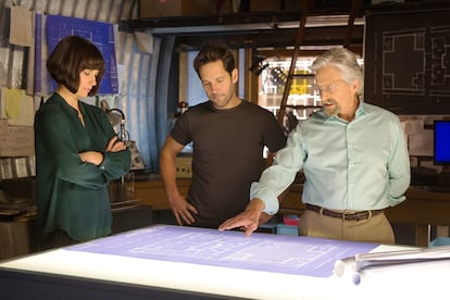 Evangeline Lilly, Paul Rudd y Michael Douglas en el primer filme de ‘Ant-Man’.