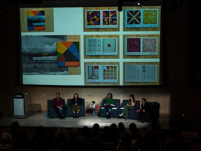 Los diseñadores y creadores, Santiago Robles, Sofía Broid, Roció Mireles, Maricris Herrera y Teresa Peyret, participan en una presentación del libro 'Mujeres y Diseño en México'.