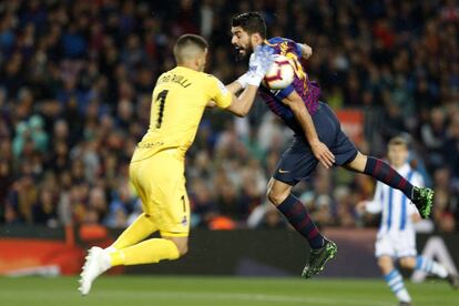 Luis Suárez intenta rematar ante Gerónimo Rulli.