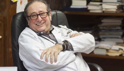 Carlos Príncipe, en su consulta médica