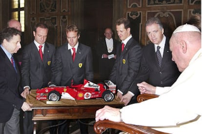 De izquierda a derecha, Jean Todt, Rubens Barrichello, Luca Badoer, Michael Schumacher, Enzo Ferrari y el Papa.