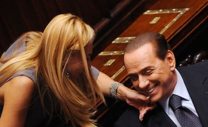 La parlamentaria Michaela Biancofiore acaricia la barbilla de Silvio Berlusconi, sentado en la C&aacute;mara baja, el pasado viernes.