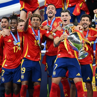 BERLIN, GERMANY - JULY 14: Alvaro Morata of Spain lifts the UEFA Euro 2024 Henri Delaunay Trophy after his team's victory during the UEFA EURO 2024 final match between Spain and England at Olympiastadion on July 14, 2024 in Berlin, Germany. (Photo by Dan Mullan/Getty Images)