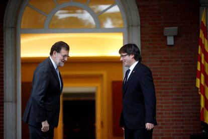 Mariano Rajoy y Carles Puigdemont, poco antes del encuentro celebrado el pasado mi&eacute;rcoles. 
