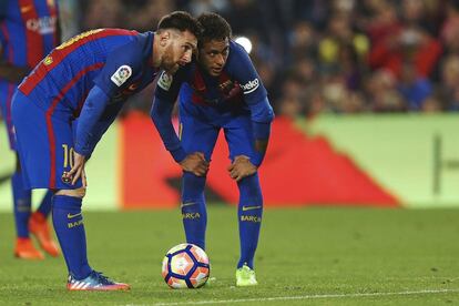 El delantero argentino del FC Barcelona Lionel Andrés Messi (i) y el brasileño Neymar da Silva.