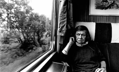 Patricia Highsmith, a bordo de un tren entre Locarno y Zúrich en 1987.