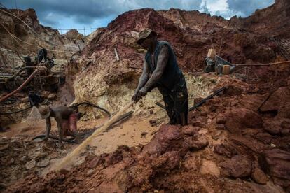 Varias personas trabajan en una mina ilegal de Las Claritas, en Venezuela.
