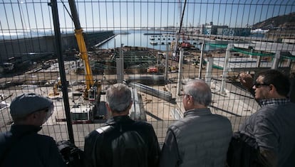 Un grupo de jubilados observan las obras.