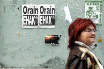 Carteles en los que EHAK, siglas de la denominación en euskera del PCTV, pide el voto.