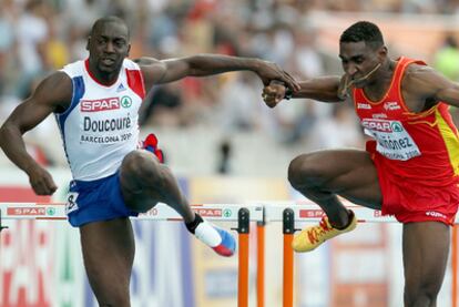 Doucouré toca a Quiñónez durante la carrera