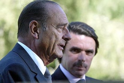El presidente francés, Jacques Chirac, y José María Aznar, ayer, en Quintos de Mora.
