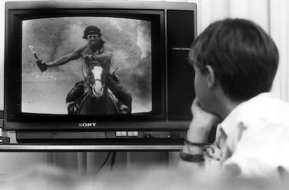 Un niño ve 'Rambo' en televisión en el comedor de su casa en 1993.