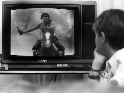 Un niño ve 'Rambo' en televisión en el comedor de su casa en 1993.