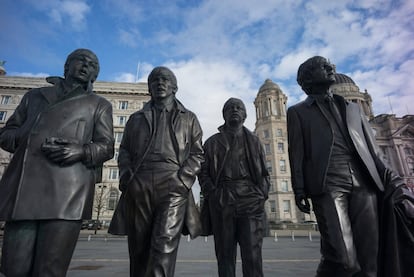 Liverpool se embolsa cada año 81,9 millones de libras al año (105,4 millones de euros) y en la ciudad se generan 2.355 empleos gracias al legado de los Beatles, grupo que nació en esta ciudad. En la imagen, las nuevas estatuas de Paul McCartney, George Harrison, Ringo Starr y John Lennon, ubicadas frente al edificio Liver, en el paseo marítimo de Liverpool