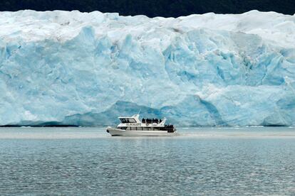 El fenómeno de ruptura, natural y recurrente, se produce por la presión que las aguas del lago argentino ejercen sobre un dique natural que el Perito Moreno, conocido como el "gigante blanco", va conformando en su lento avance sobre la costa rocosa. En la imagen, un transbordador con varios turistas contemplan el hielo del glaciar Perito Moreno, cerca de El Calafate (Argentina).