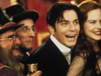Un fotograma de la película 'Moulin Rouge', con los actores Ewan McGregor y Nicole Kidman en el centro.  