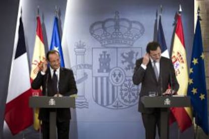 El jefe de Gobierno español, Mariano Rajoy (d), y el presidente francés, François Hollande, durante la rueda de prensa que han ofrecido tras reunirse hoy en el palacio de la Moncloa.