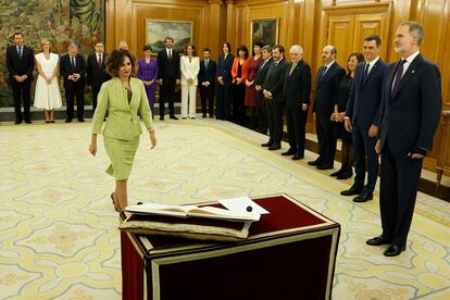 María Jesús Montero, vicepresidenta cuarta y ministra de Hacienda, promete su cargo ante el Rey.