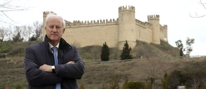 Esteban Ríos, alcalde de Maqueda (Toledo), junto con el Castillo de su municipio que se pondrá a la venta por 9,5 millones de euros.