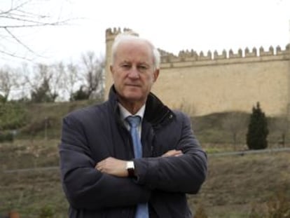 Esteban Ríos, alcalde de Maqueda (Toledo), junto con el Castillo de su municipio que se pondrá a la venta por 9,5 millones de euros.