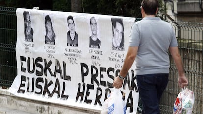 Un hombre pasa frente a un cartel de presos de ETA en el barrio bilbaíno de Uribarri en una imagen de 2019.