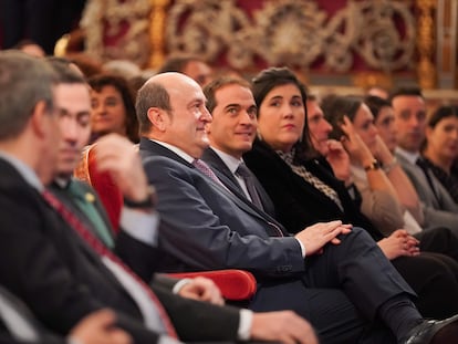 El presidente del EAJ-PNV, Andoni Ortuzar (c), durante la gala de los Premios Sabino Arana 2024, en el Teatro Arriaga, el pasado 26 de enero.
