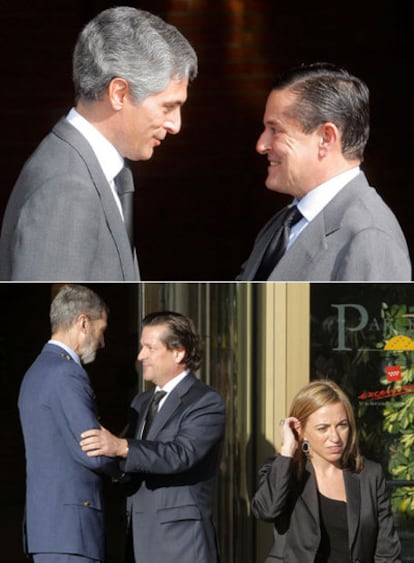 Arriba, Adolfo Suárez Illana, con un hijo del fallecido. Abajo, a la izquierda, la ministra Chacón, y Julio Rodríguez, jefe del Estado Mayor de la Defensa, con otro de los hijos.