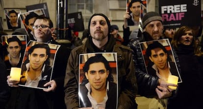 Un grupo de activistas sujeta la fograf&iacute;a de Raif Badawi, ante la Embajada de Arabia Saud&iacute; en Londres, a finales de enero.