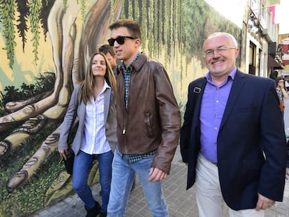 Íñigo Errejón, secretario político de Podemos, entre Ángela Ballester y Antonio Montiel, dirigentes valencianos de la formación.