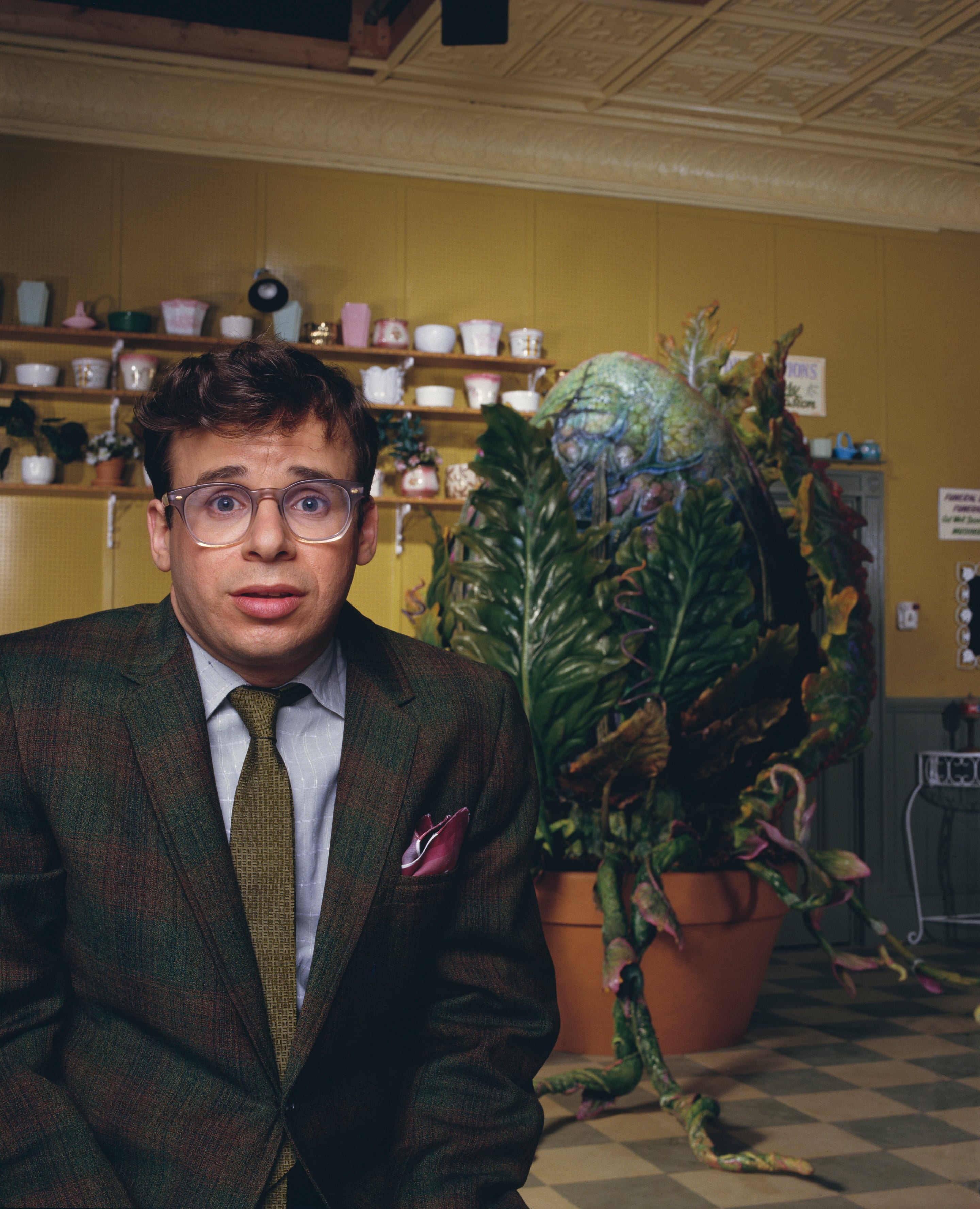 Rick Moranis, el regreso del actor que enviudó y abandonó Hollywood para ejercer de padre: “Me tomé un pequeño descanso... y se alargó” 5 Rick Moranis en 'La pequeña tienda de los horrores' (1988).
