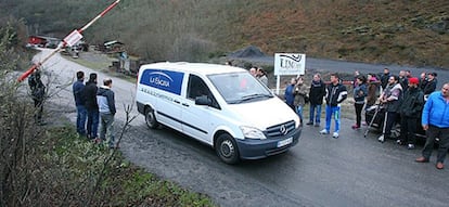 Trabajadores de Pozo Salgueiro, en Torre del Bierzo (León), tras el accidente.