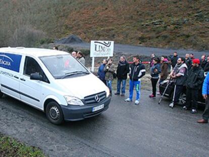 Trabajadores de Pozo Salgueiro, en Torre del Bierzo (León), tras el accidente.