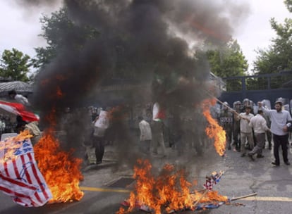 Manifestantes iraníes queman banderas estadounidenses durante una protesta ante la Embajada británica en Teherán.