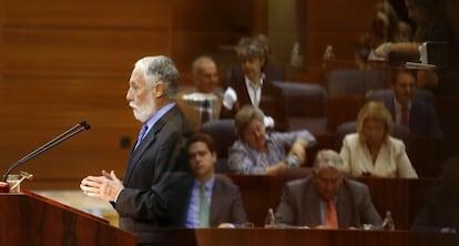 El portavoz de uPyD en el parlamento auton&oacute;mico, Luis de Velasco, durante el debate del estado de la regi&oacute;n.