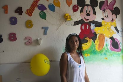 Gladys Huertas es la madre comunitaria encargada del jardín de infancia donde las mujeres llevan a sus niños y niñas pequeños.