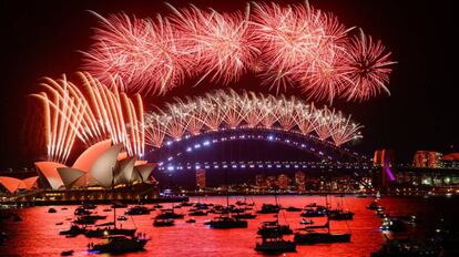 Los fuegos artificiales iluminanel puerto de Sídney durante la celebración del Año Nuevo.