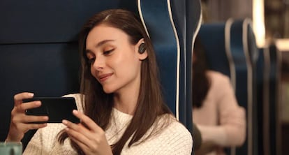 Una usuaria de auriculares inalámbricos Sony WF-1000XM3.