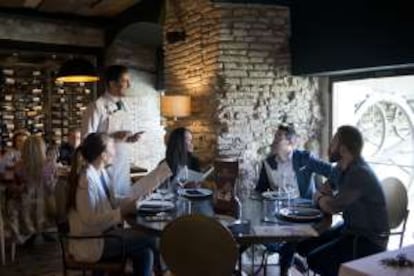 Interior del restaurante María Trifulca, en Sevilla.