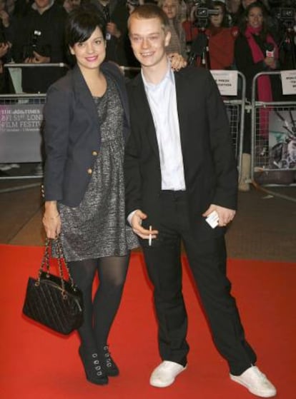 La cantante Lily Allen con su hermano Alfie, el sufridor Theon Greyjoy en 'Juego de tronos'.