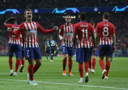 Antoine Griezmann celebra el primer gol del partido junto a sus compañeros.


